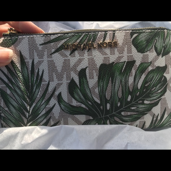 Michael Kors Handbags - Michael Kors Jet Set Double Zip Wristlet